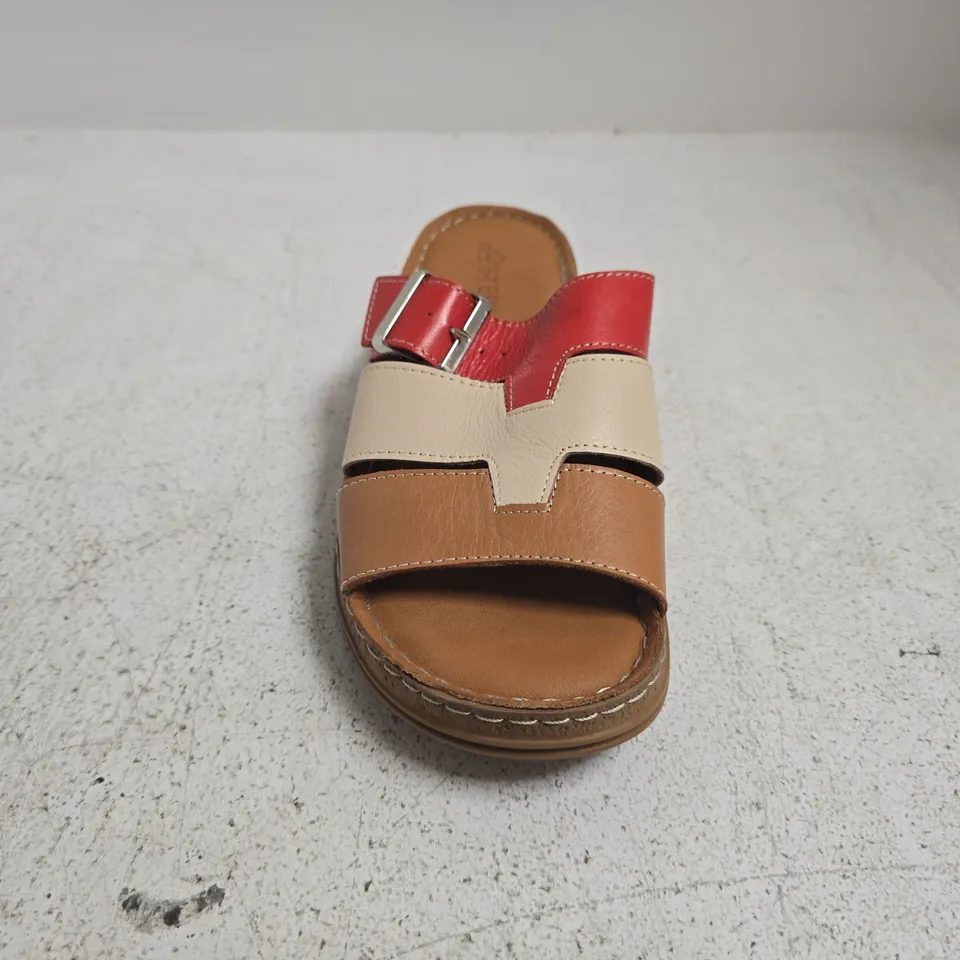 BOXED PAIR OF HOTTER OPEN TOE SANDALS IN TAN/CREAM/RED SIZE 6