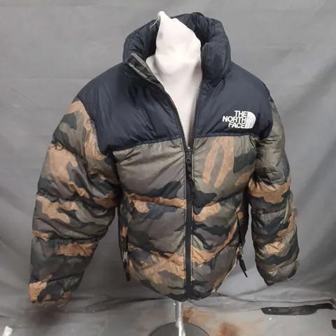 THE NORTH FACE PUFFER JACKET IN GREEN CAMO/BLACK SIZE S