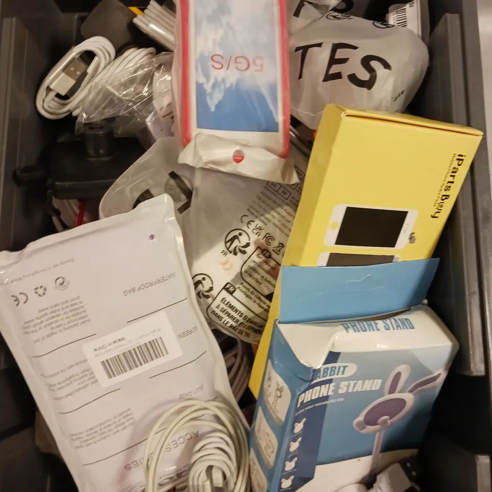 APPROXIMATELY 30 ASSORTED SMARTPHONE ACCESSORIES TO INCLUDE PROTECTIVE CASES, CHARGING CABLES, SCREEN PROTECTORS ETC 