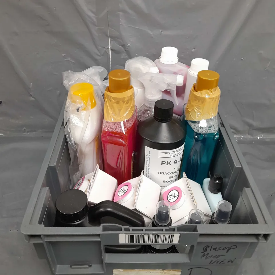BOX OF APPROX 10 CLEANING PRODUCTS TO INCLUDE WASHING UP LIQUID , SURFACE CLEANER , HOB CLEANER - COLLECTION ONLY