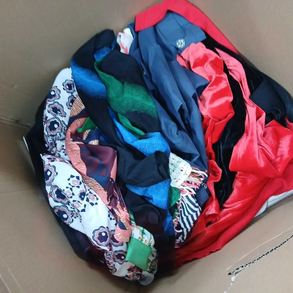 APPROXIMATELY 20 ASSORTED CLOTHING ITEMS IN VARIOUS SIZES, COLOURS & STYLES TO INCLUDE FLORAL TOP, MEDIUM SLEEVE DRESS IN RED, HOODED COAT, ETC - COLLECTION ONLY