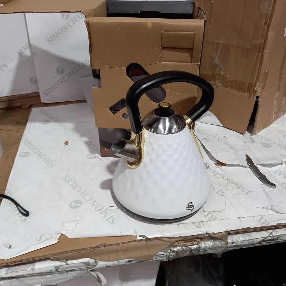 SWAN GATSBY RANGE KETTLE - WHITE/GOLD RRP £49.99