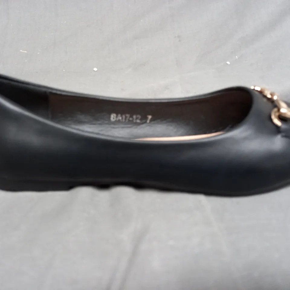 BOX OF APPROXIMATELY 10 KELSI SHOES IN BLACK - VARIOUS SIZES