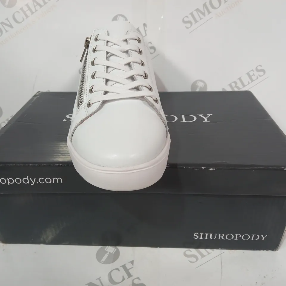 BOXED PAIR OF SHUROPODY SHOES IN WHITE UK SIZE 4