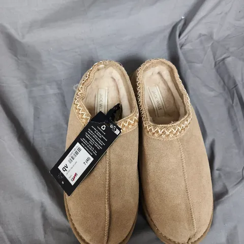 BOX OF APPROXIMATELY 20 PAIRS OF ASSORTED SHOES INCLUDING, SIZE 7 JACK WILLS SLIP ONS, SIZE 5 GOLD DRESS SHOES AND SIZE 5 JDWILLIAMS BOOTS