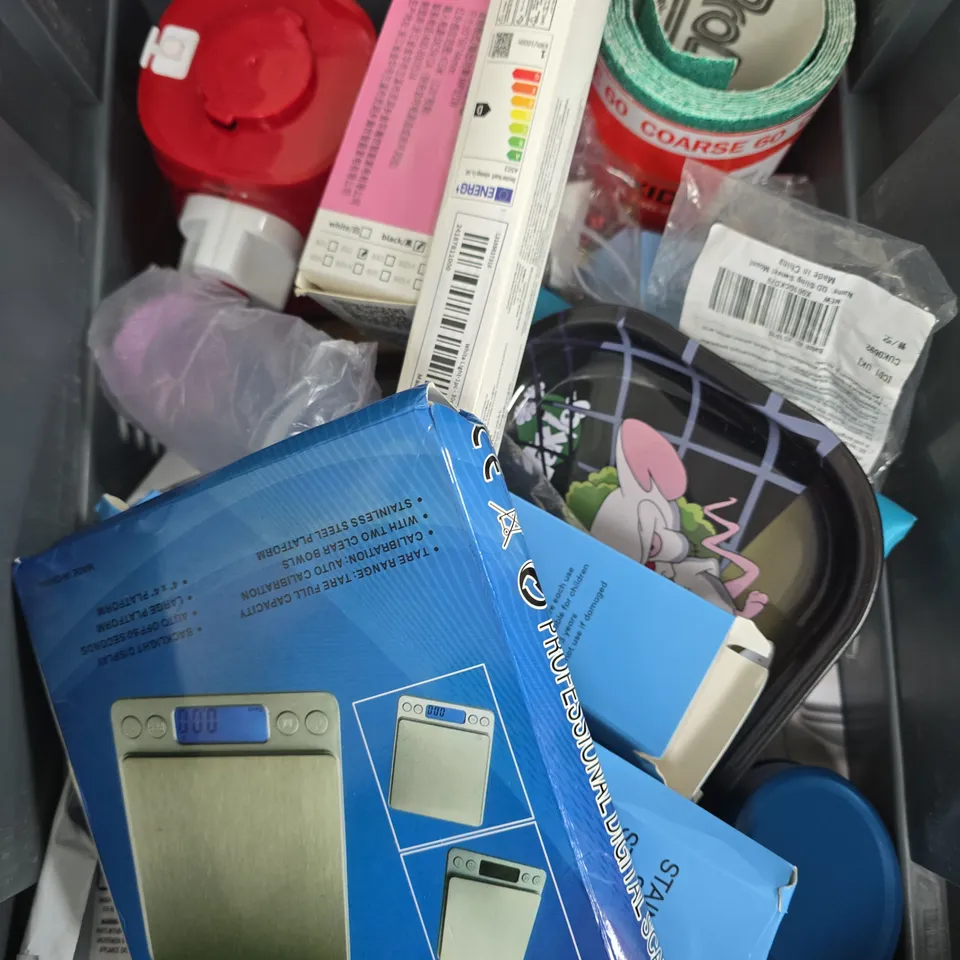 APPROXIMATELY 20 ASSORTED HOUSEHOLD ITEMS TO INCLUDE TREE TOPPER, METAL STRAWS, CLEANING BRUSH ETC 