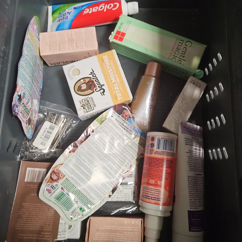 APPROXIMATEY 20 ASSORTED HEALTH AND BEAUTY PRODUCTS TO INCLUDE - THE BEAUTY CROP DEWY DUO - PANTENE REPAIRING CONDITIONER - PALMER'S VITAMIN E CONCENTRATED CREAM - ETC