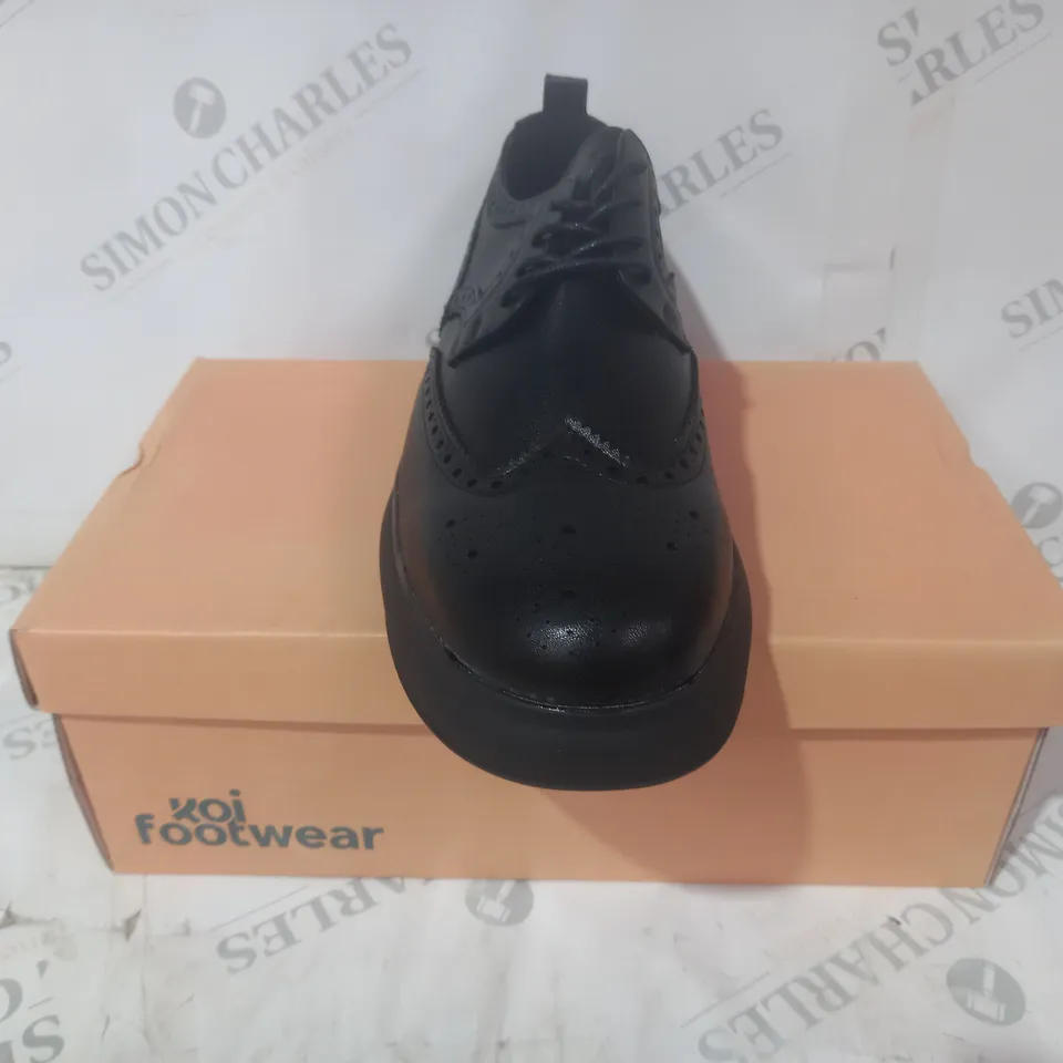 BRAND NEW BOXED PAIR OF KOI VEGAN LEATHER CORSON GREEN BROGUE DETAIL TRAINERS IN BLACK UK SIZE 8