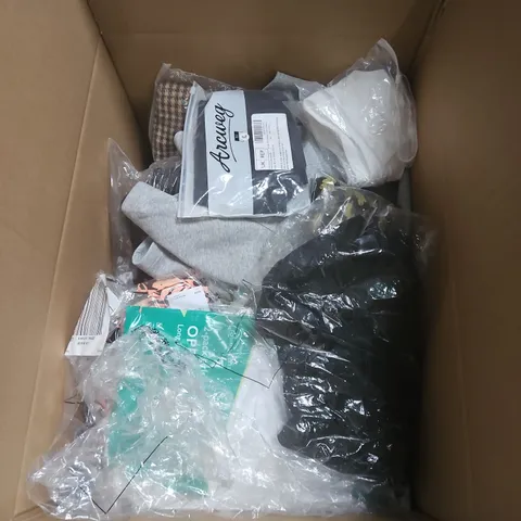 BOX CONTAINING A MIX OF APPROXIMATELY 25 ASSORTED CLOTHING ITEMS