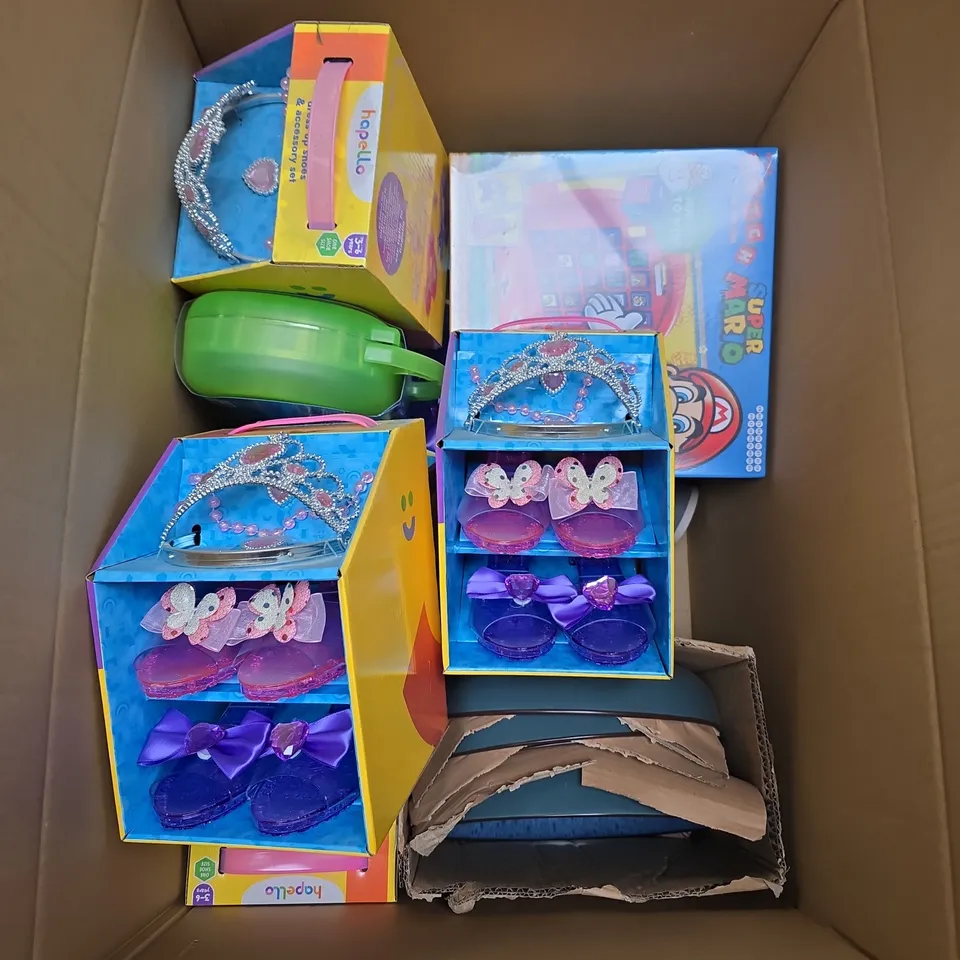LARGE BOX OF APPROXIMATELY 10 ASSORTED HOMEWARE ITEMS TO INCLUDE TOYS, MUGS AND FITETD SHEETS - COLLECTION ONLY