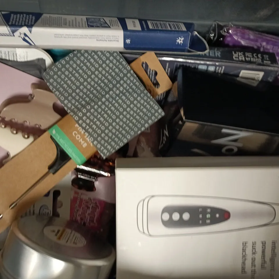 APPROXIMATELY 10 ASSORTED COSMETIC ITEMS TO INCLUDE AVEENO, DUREX, ETC - COLLECTION ONLY