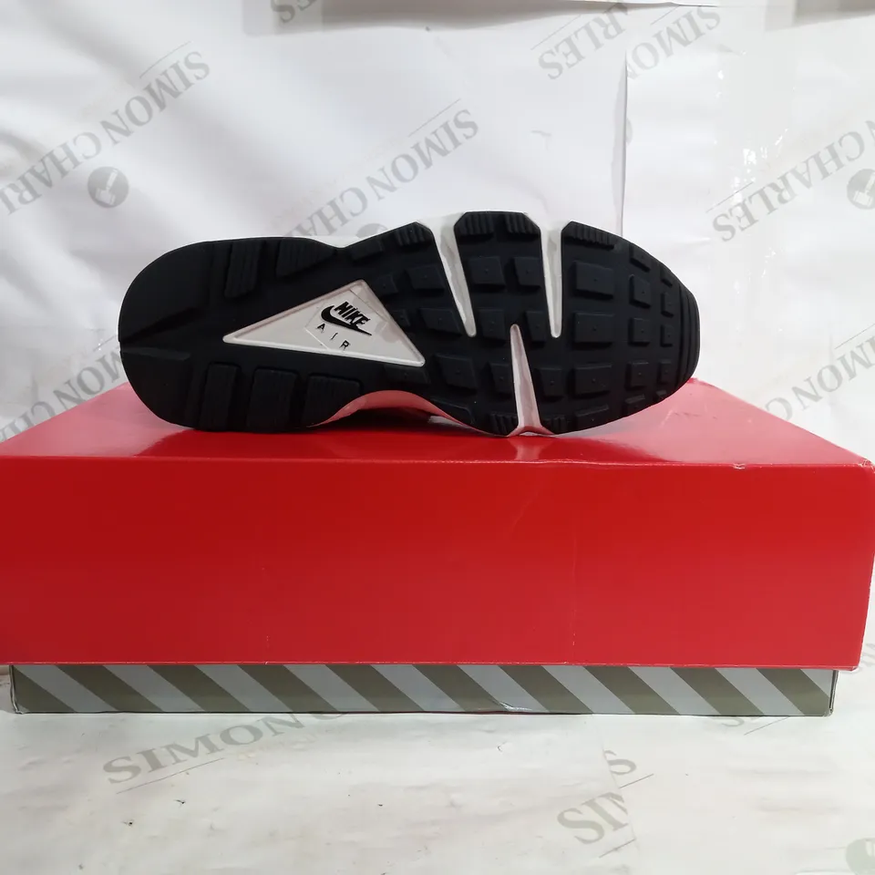 PAIR OF NIKE AIR HUARACHE IN WHITE AND LIGHT BLUE - UK SIZE 7.5 WOMENS