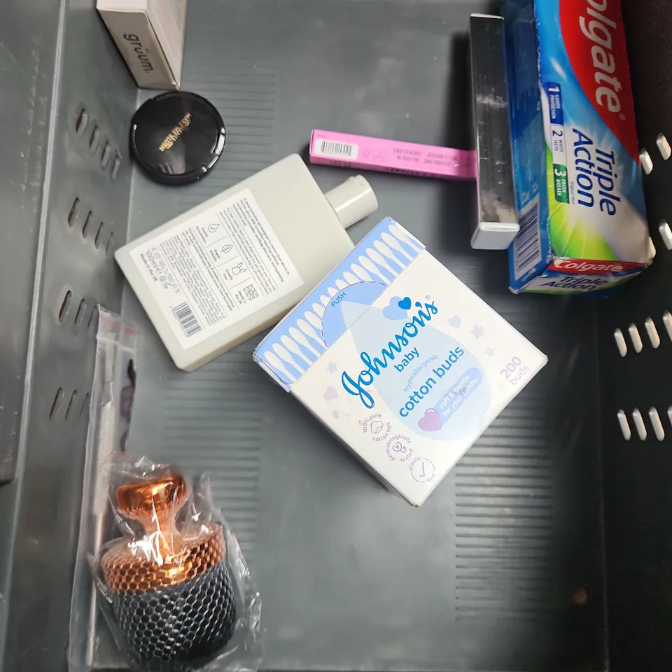 APPROXIMATELY 20 ASSORTED HEALTH & BEAUTY PRODUCTS TO INCLUDE - HAIRBURST CONDITIONER - MITCHUM DEODORANT - NATURIM EXFOLIANT - ETC