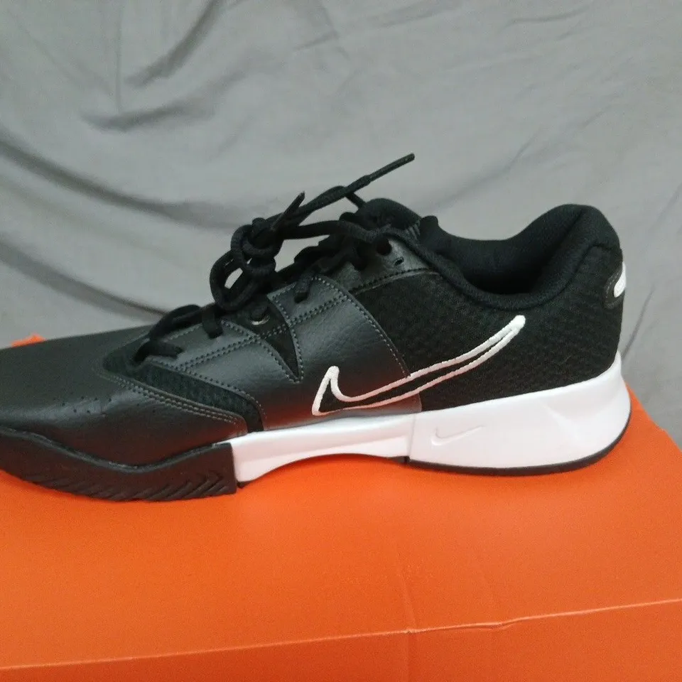 BOXED NIKE COURT LITE 4 TRAINERS – BLACK/WHITE, UK 11.5 (EU 47)