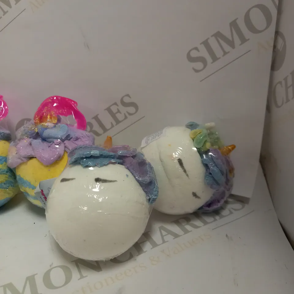 LOT OF APPROX 9 TO INCLUDE BODY OIL AND BATHBOMBS