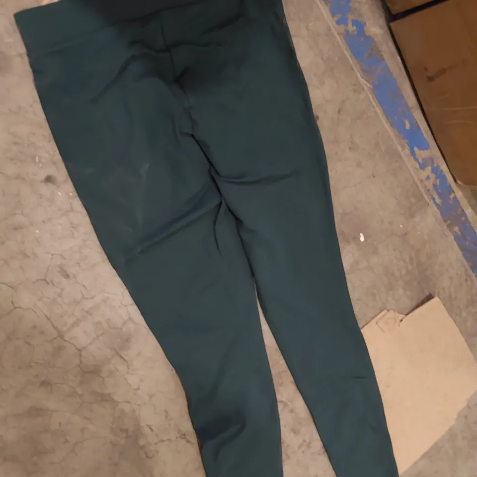 BOX OF APPROXIMATELY 16 PAIRS BRAND NEW WOMENS LEGGING (12 × GREEN, 2 × GREY, 2 × PURPLE)