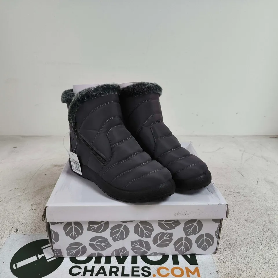 SHOE TREE COMFORT HAWTHORN BOOTS GREY UK 4 BOXED