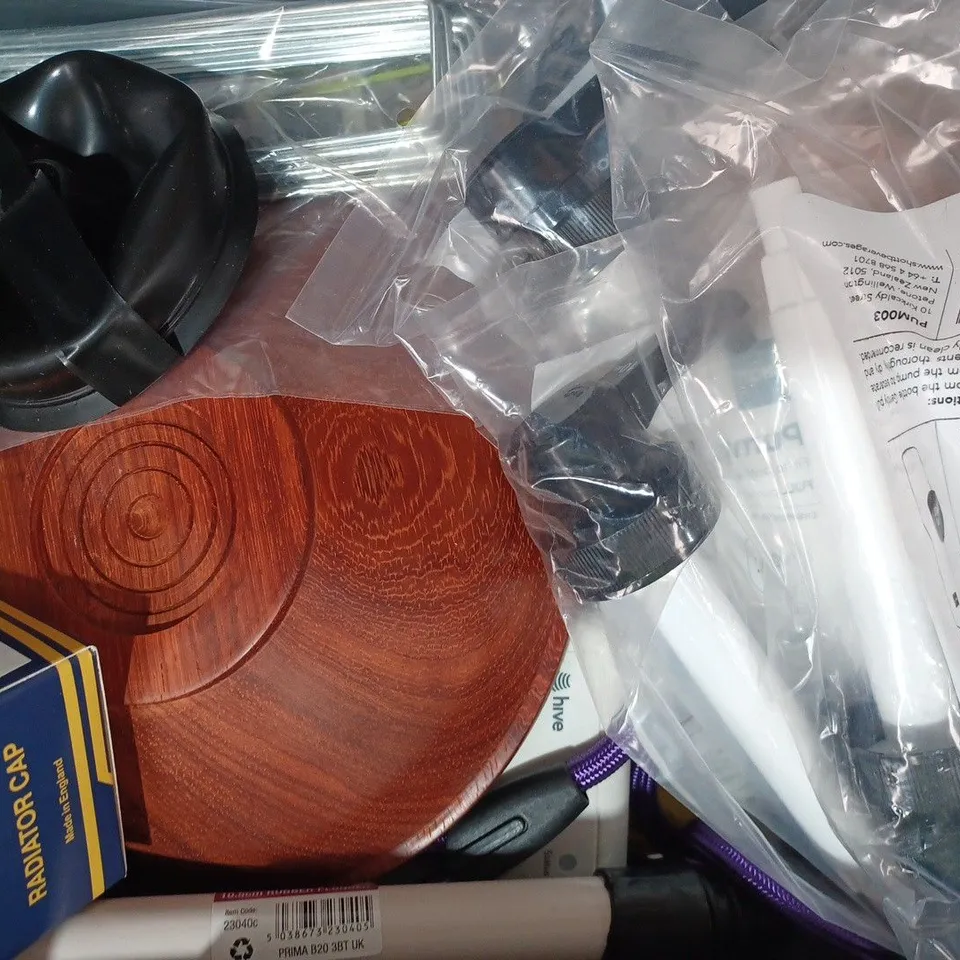 APPROXIMATELY 10 ASSORTED HOUSEHOLD ITEMS TO INLUDE XSTAMPER PRE-INK STAMP, KITTY SLOW FEEDER, DREAM CATCHER, ETC