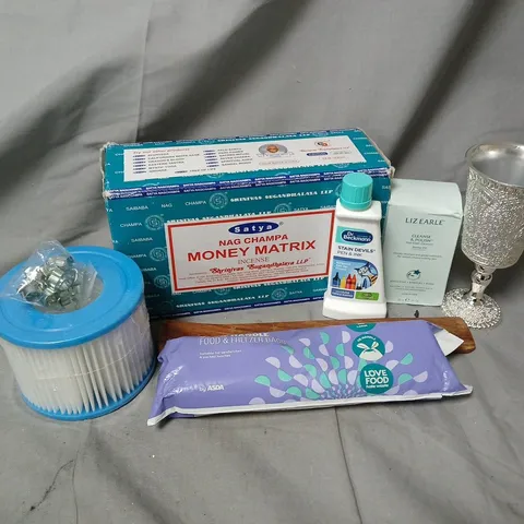 APPROXIMATELY 12 ASSORTED HOUSEHOLD ITEMS TO INCLUDE NAG CHAMPA MONEY MATRIX INCENSE, FOOD/FREEZER BAGS, STAIN DEVILS, ETC