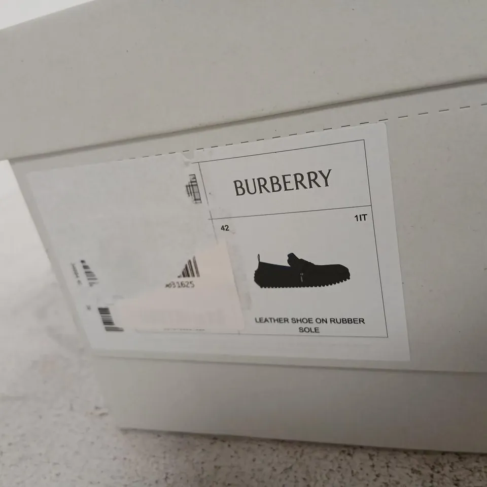 BURBERRY LEATHER SHOE ON RUBBER SOLE – BLACK, UK 8 (EU 42)