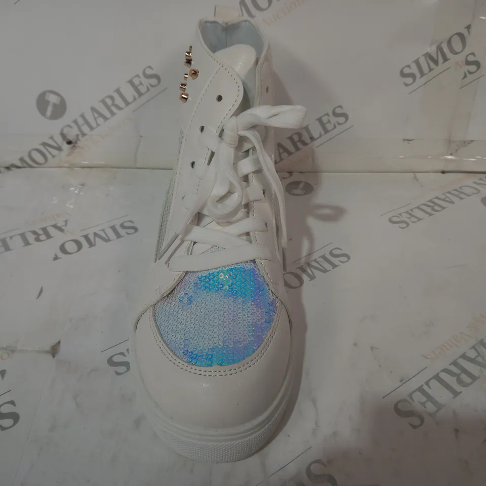 BOXED PAIR OF UNBRANDED SHOES IN WHITE W. PRISMATIC SEQUIN AND GOLD EFFECT STUDS EU SIZE 41