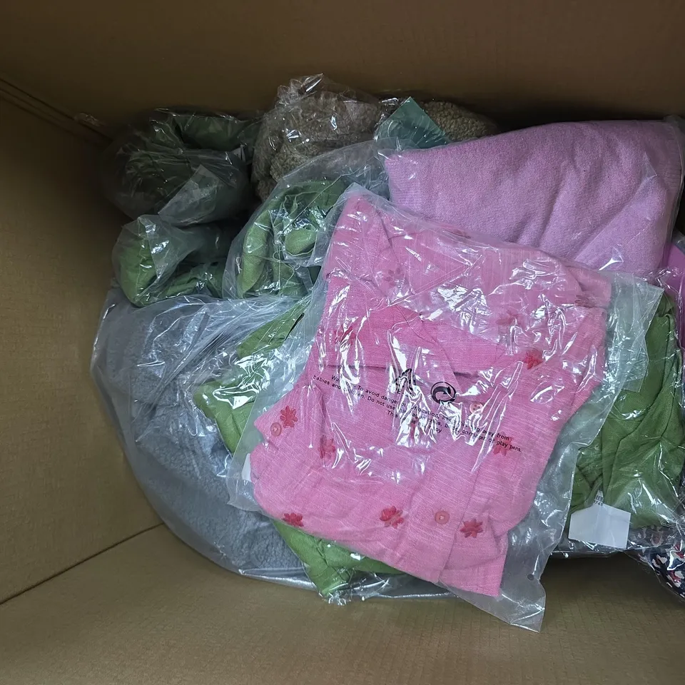 BOX OF APPROX 20 ASSORTED CLOTHING ITEMS TO INCLUDE SHIRTS, JUMPERS, COATS, ETC