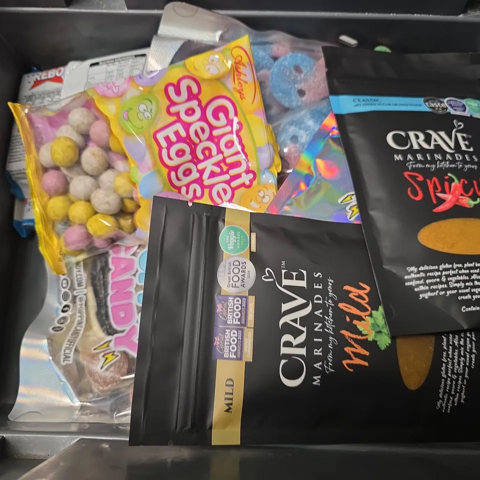APPROXIMATELY 8 ASSORTED FOOD & DRINK ITEMS TO INCLUDE - FRUIT SHOOT , SIMPLY MINT , SWEET FREEDOM PISTACHIO SYRUP ETC