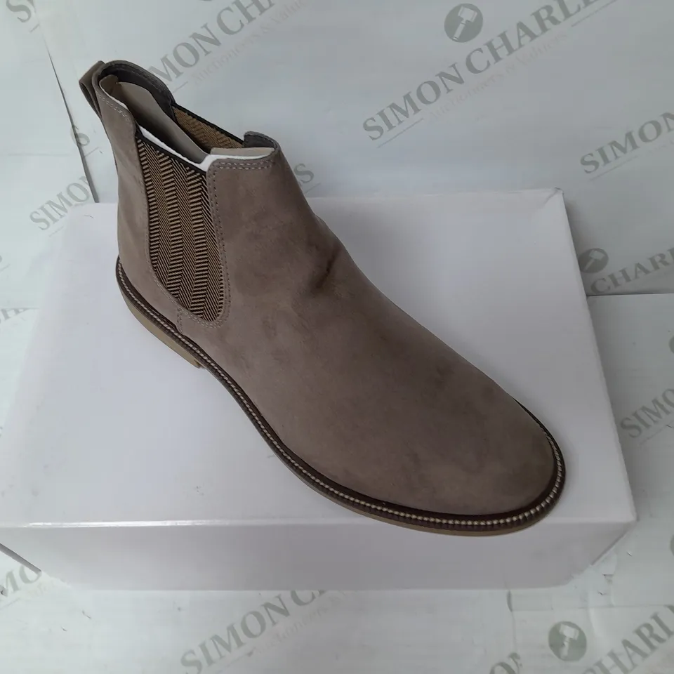 FIND MENS MARSH MICROSUEDE ANKLE BOOT IN TAUPE SIZE 10