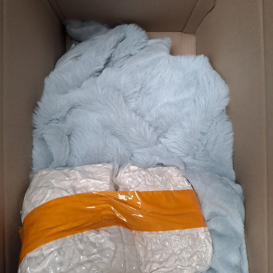 APPROXIMATELY 5 ASSORTED HOUSEHOLD PRODUCTS TO INCLUDE RUGS, SHEETS, NET CURTAINS ETC 