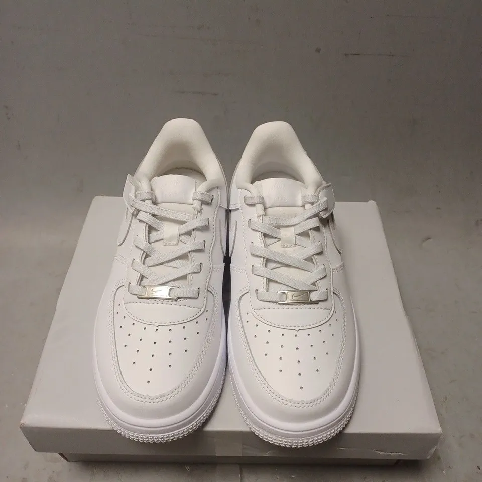 BOXED PAIR OF NIKE AIR FORCE 1 LOW EASYON TRAINES - UK SIZE 2