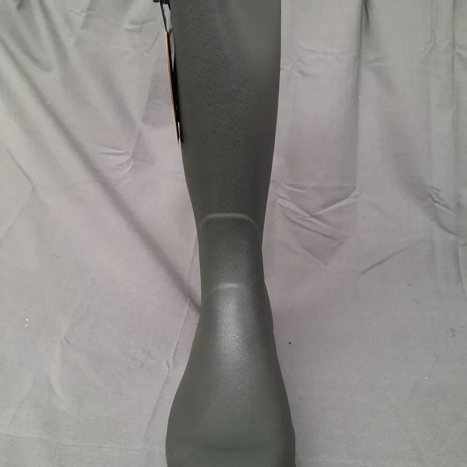 BOXED PAIR OF HOGGS RUBBER BOOTS IN GREEN UK SIZE 9