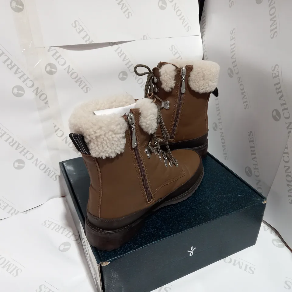 BOXED PAIR OF EMU OAK WINTER BOOTS - SIZE 8