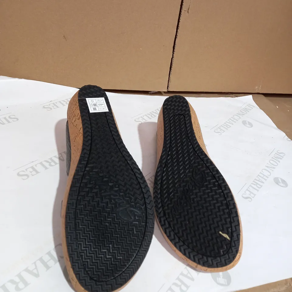 SKETCHERS WITH LUXE FOAM GREY ELASTIC SANDLES IN SIZE 6