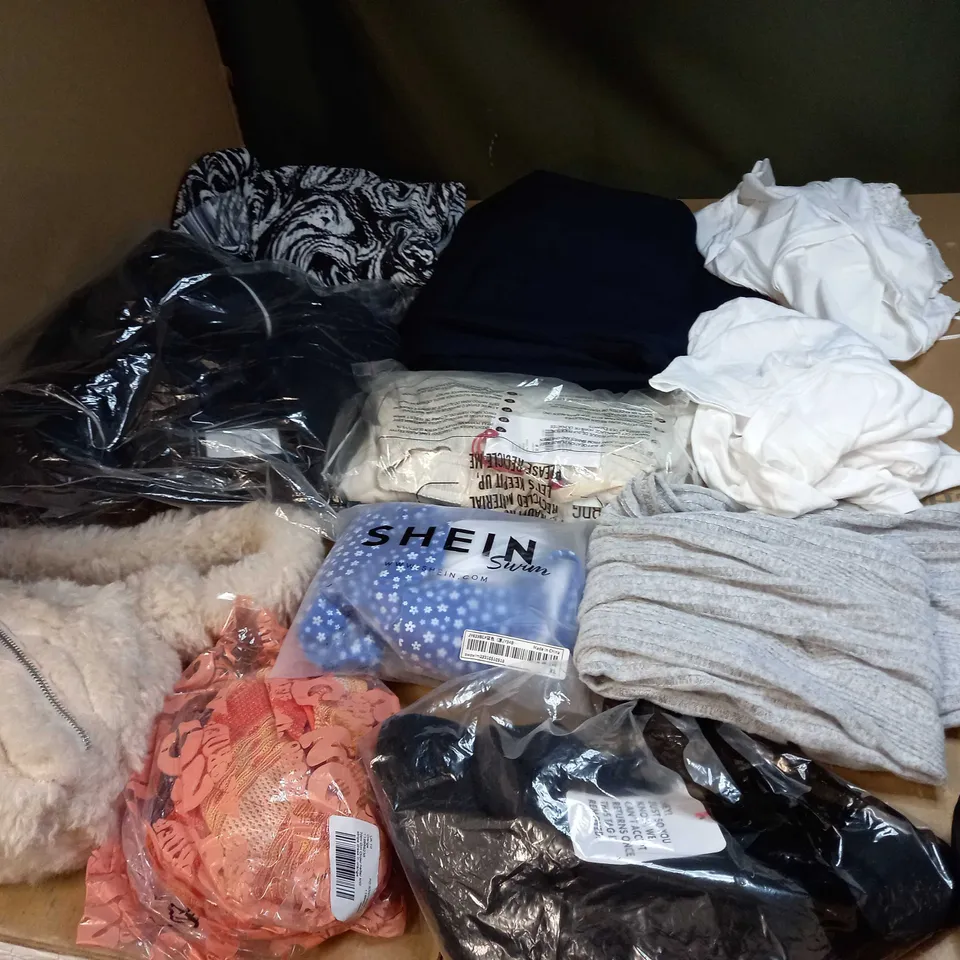 BOX OF APPROX 35 ASSORTED CLOTHING ITEMS TO INCLUDE - DRESSES, T-SHIRTS AND TROUSERS