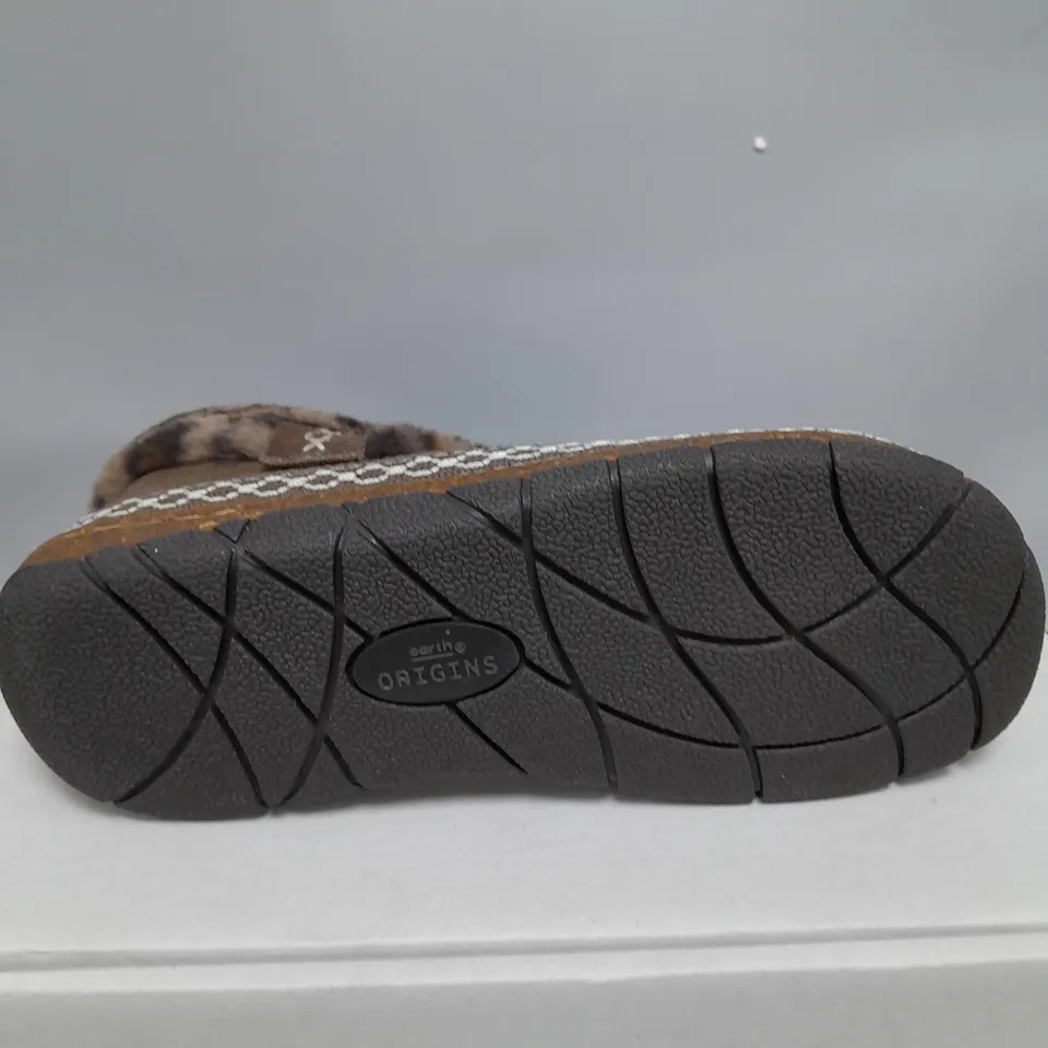 BOXED PAIR OF EARTH ORIGINS EMMALYN SUEDE BOOTIES IN CHOCOLATE SIZE 5