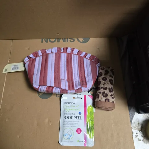 APPROXIMATELY 15 ASSORTED HEALTH & BEAUTY PRODUCTS TO INCLUDE EXFOLIATING FOOT PEEL, FLANNEL, TOILETRIES BAG ETC - COLLECTION ONLY 