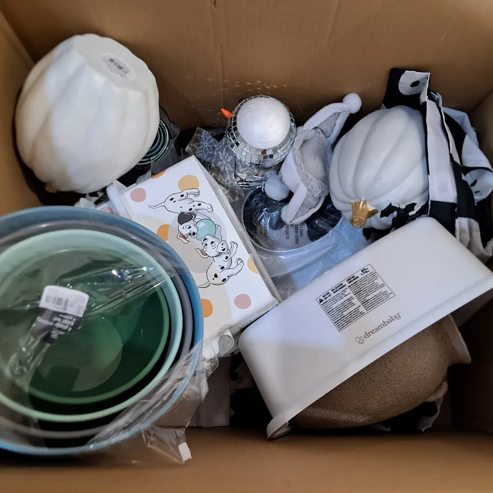 LOT OF APPROXIMATELY 16 ASSORTED HOUSEHOLD ITEMS TO INCLUDE MIXING BOWLS, STACK LIGHTS AND HANGING LIGHT