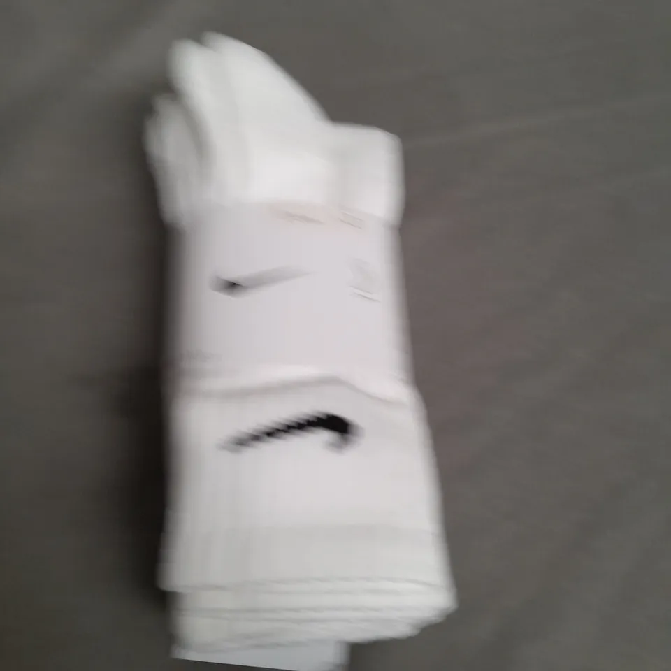 NIKE DRI FIT PAIR OF 3 WHITE SOCKS - LARGE