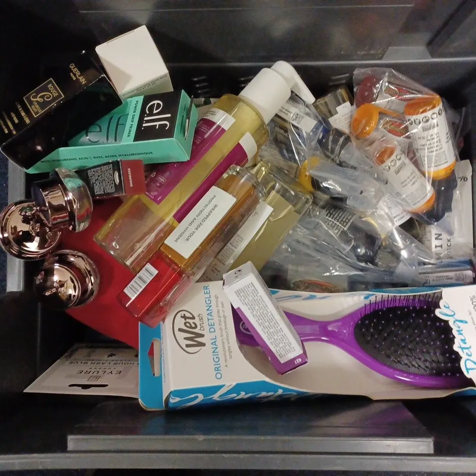 APPROXIMATELY 20 ASSORTED COSMETICS ITEMS TO INCLUDE REN MOROCCAN ROSE OTTO SUGAR BODY POLISH (330ml), ELF NAUGHTY & ICE LIP GLOSS VAULT, LOREAL INFALLIBLE 24H MATTE BRONZER, ETC