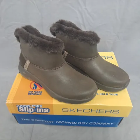 BOXED OF PAIR SKECHERS WOMEN'S FUR-LINED ANKLE BOOTS – UK SIZE 4