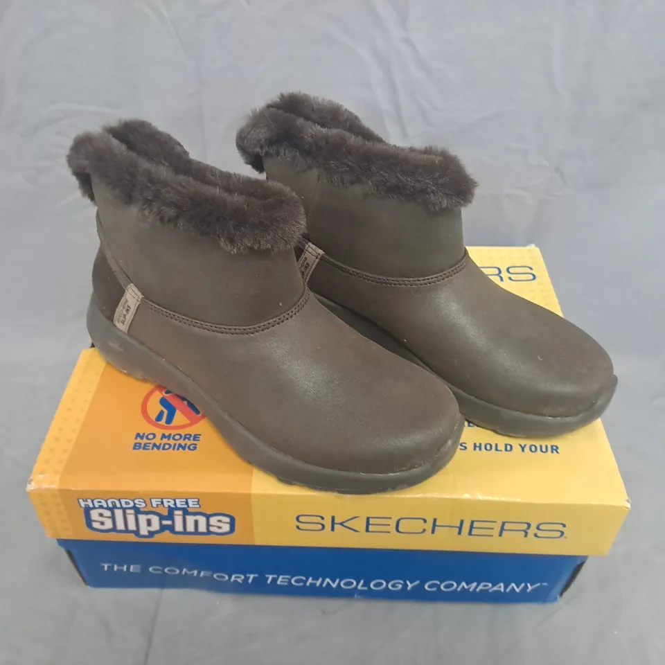 BOXED OF PAIR SKECHERS WOMEN'S FUR-LINED ANKLE BOOTS – UK SIZE 4