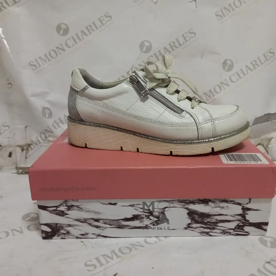 MODA IN PELLE TRAINER - SIZE 6