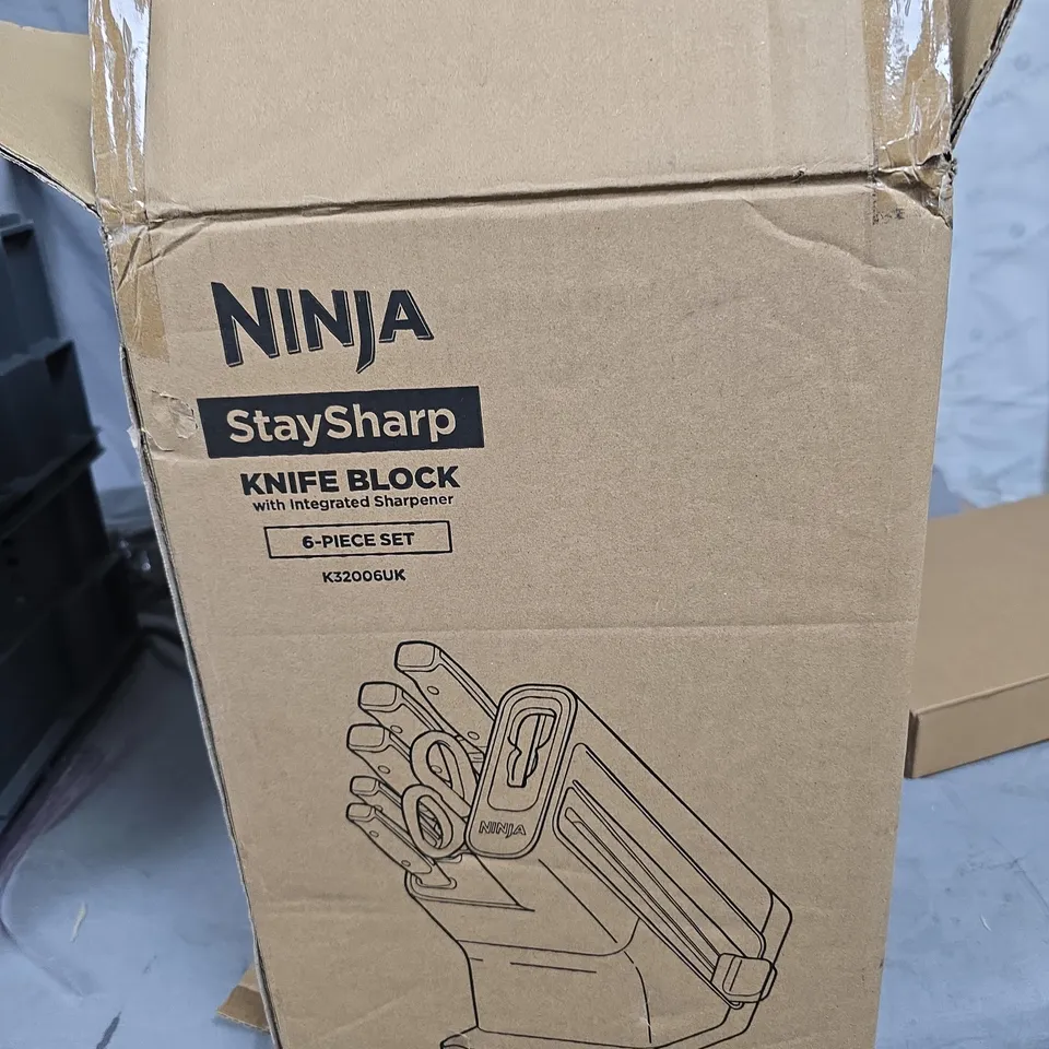 NINJA STAYSHARP KNIFE BLOCK WITH INTEGRATED SHARPENER – 6-PIECE SET (K32006UK)