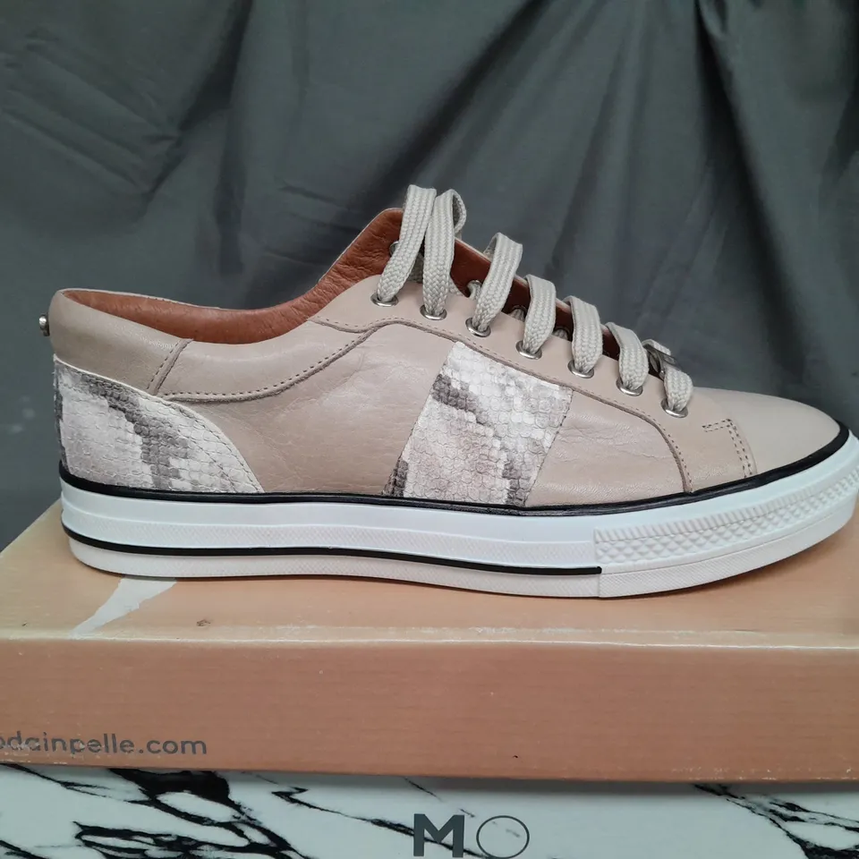 BOXED PAIR OF MODA IN PELLE ASTRIPE CREAM LEATHER TRAINERS - SIZE 6