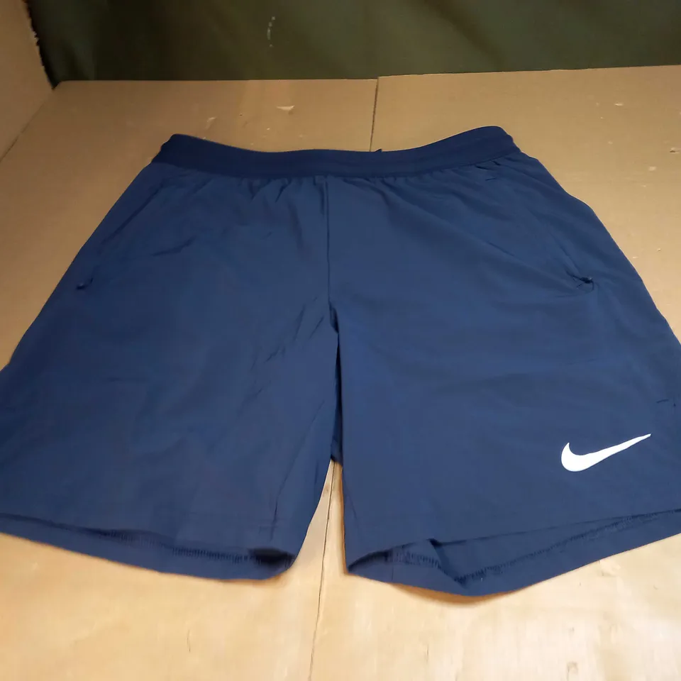 MENS NIKE LOGO SHORTS SIZE L