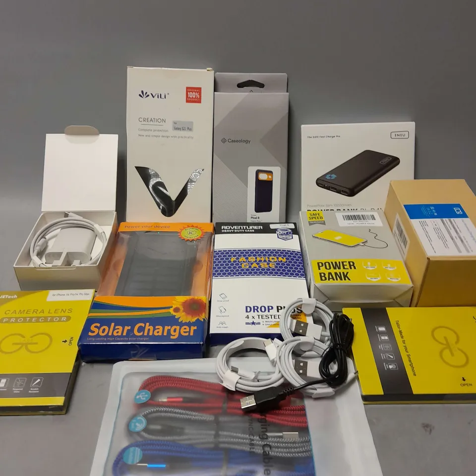 APPROXIMATELY 20 PHONE ACCESSORIES AND ELECTRICALS TO INCLUDE TEMPERED GLASS SCREEN PROTECTORS, POWER BANKS, CHARGING CABLES, ETC