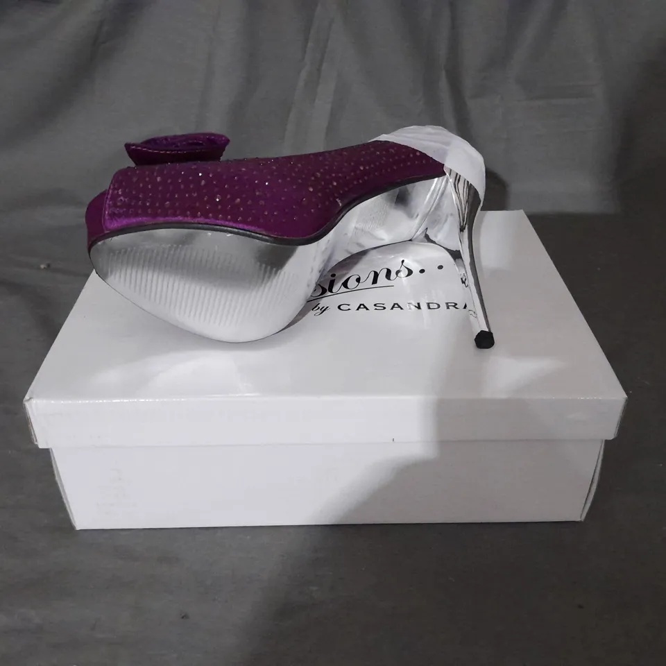 APPROXIMATELY 10 PURPLE TALL PLATFORM HIGH HEELS WITH BOW TO INCLUDE SIZE 4/5/6/7