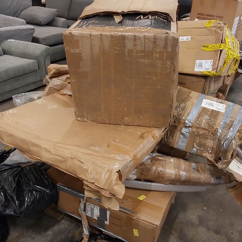 PALLET OF ASSORTED GARDEN FURNITURE PARTS