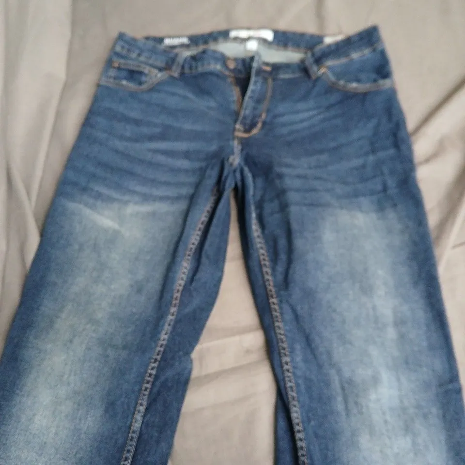 DKNY JEANS DUANE STRAIGHT FIT DENIM JEANS – BLUE, 34X32 – MADE IN BANGLADESH