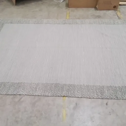 QUALITY DESIGNER AREA RUG // APPROX SIZE: 190 X 290 cm